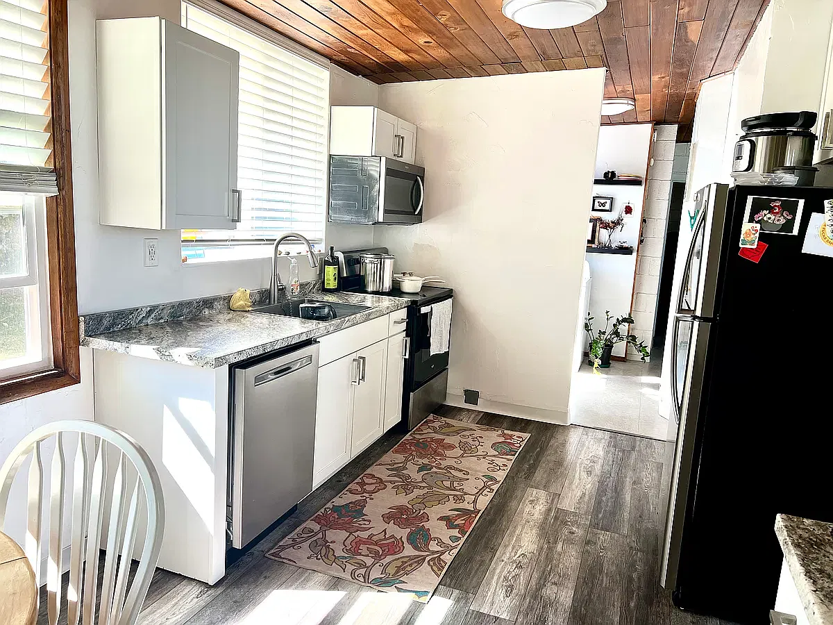 2 bed, 1044 sqft, $1,990 — Photo 2