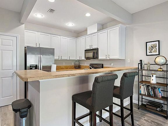 4th image of 5961 Pavilion Dr