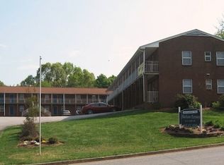 215 Hurt St APT 401, Chatham, VA 24531