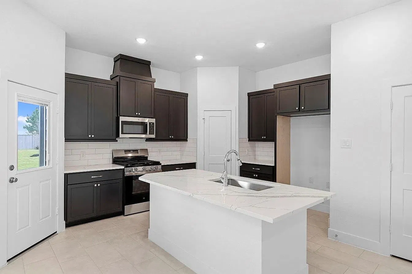 3 bed, 2.5 bath, 1868 sqft, $2,300 — Photo 2
