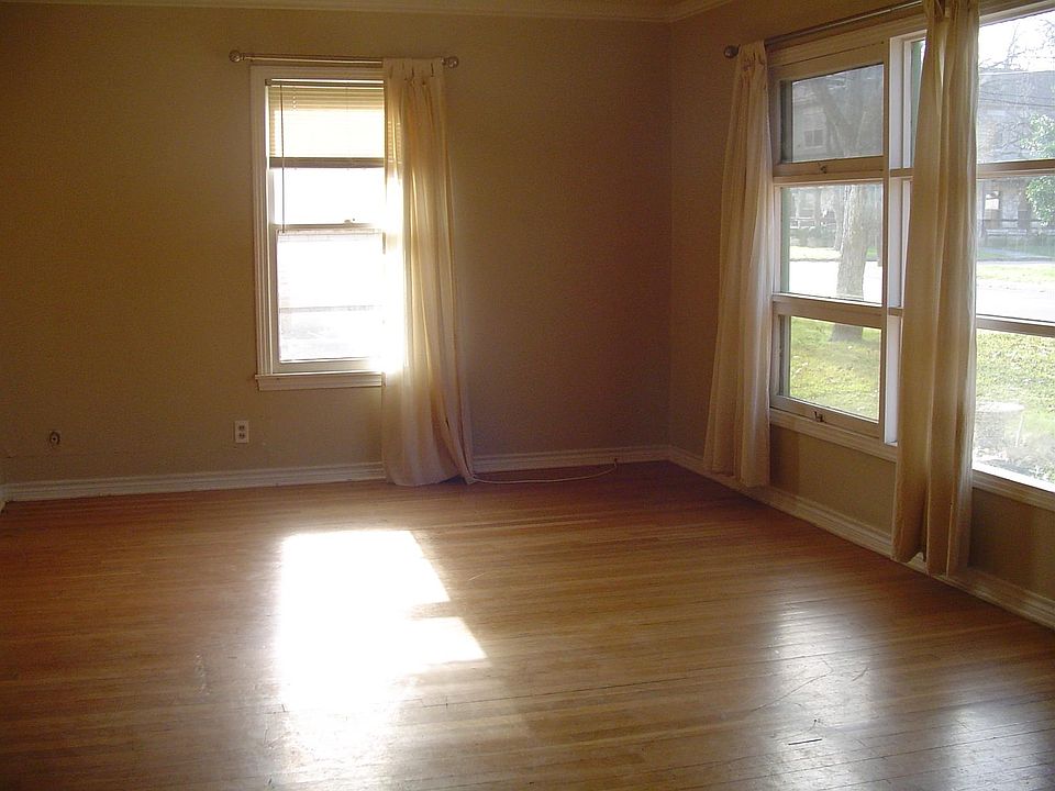 2nd image of 1026 Chicago Ave