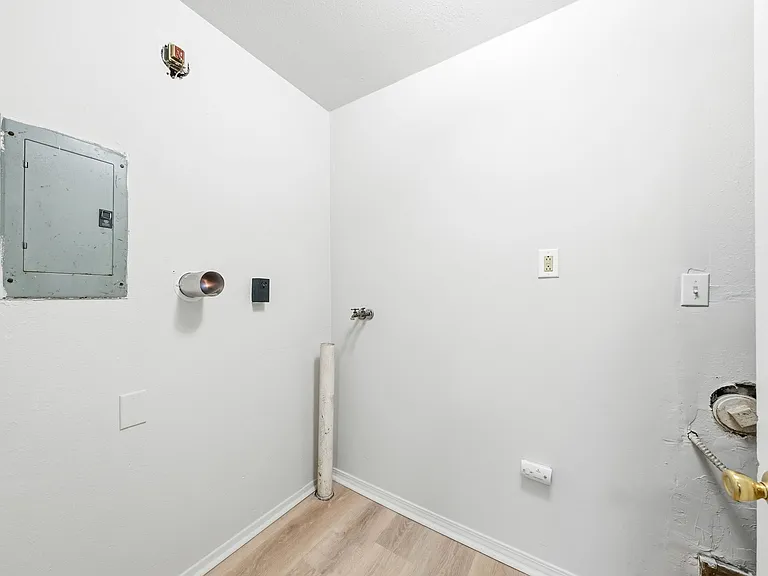 2415 Shirley Ave — Photo 9