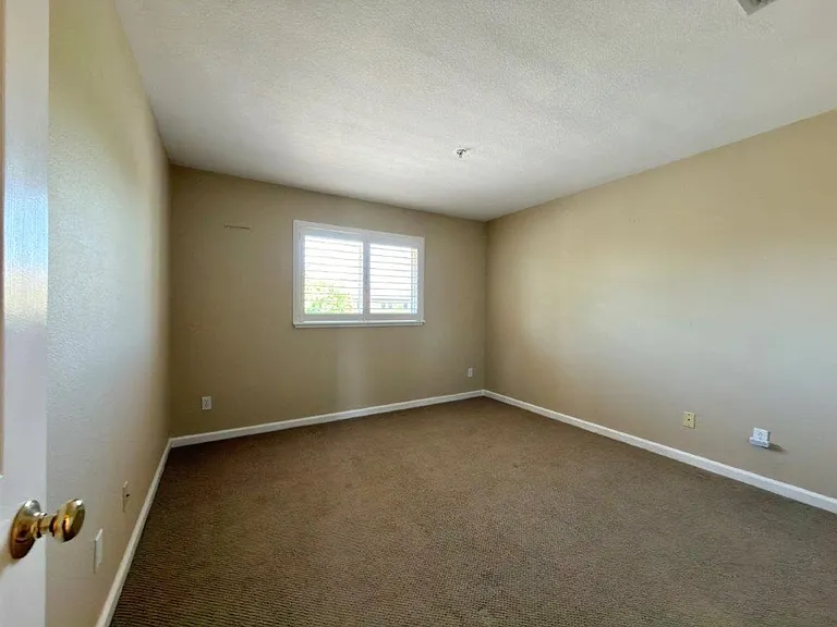 94 S Newport Dr — Photo 31