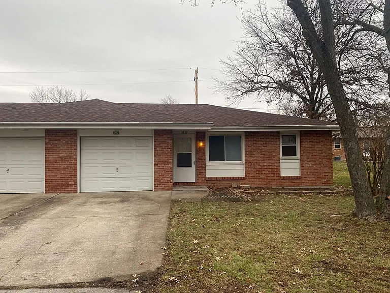 2525-2527 E Heying Dr — Photo 2