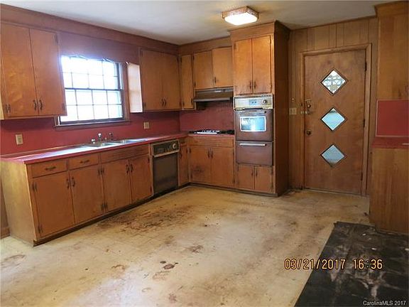 5th image of 631 W 7th St