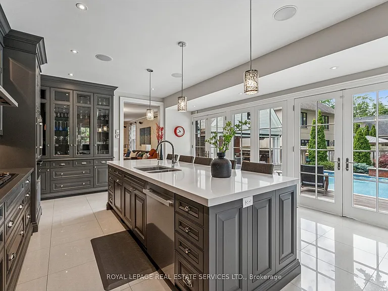 335 Lakeshore Rd W — Photo 20