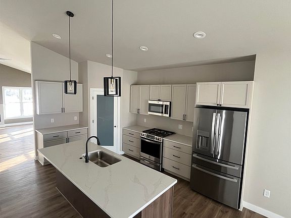 3rd image of 495 Foxfield Ct