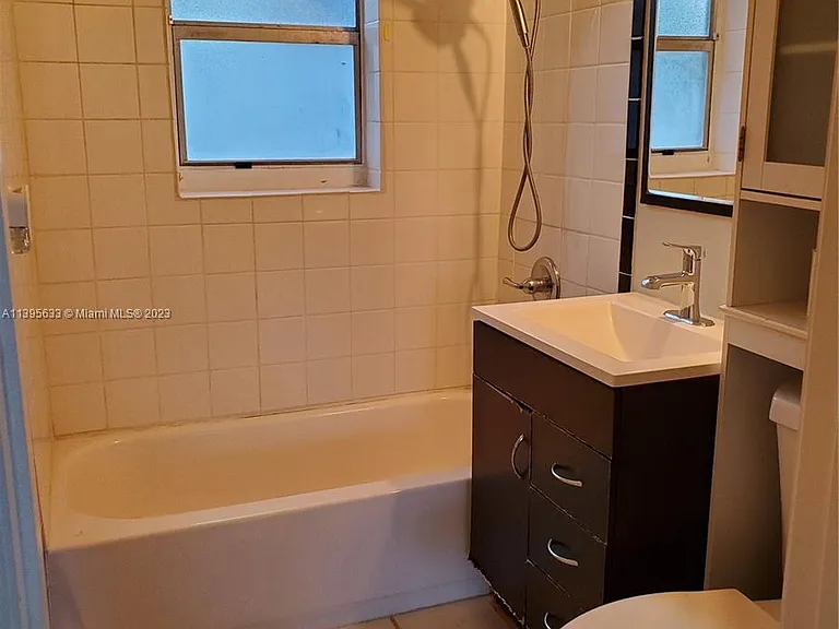 811 S Broadway — Photo 37