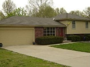 6815 N Brookside Rd, Pleasant Valley, MO 64068