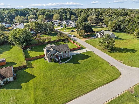 4th image of 652 Thorn Brook Rdg