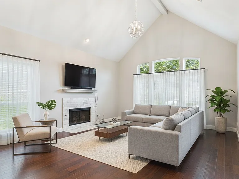 1405 Meadowbrook Dr — Photo 4