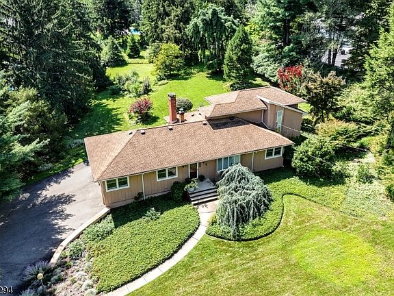 3rd image of 285 Sunset Rd