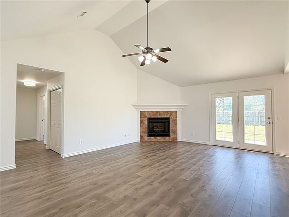 4th image of 559 Elk Ave