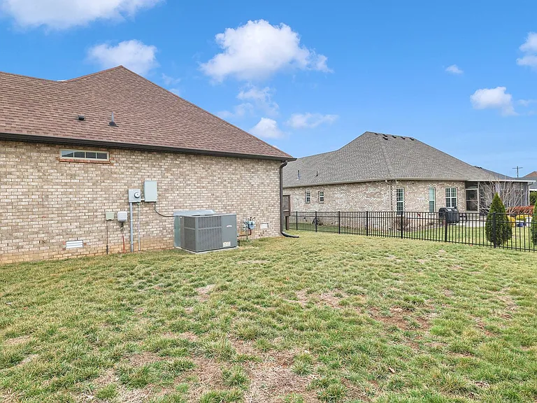 402 Lucy Cir — Photo 37