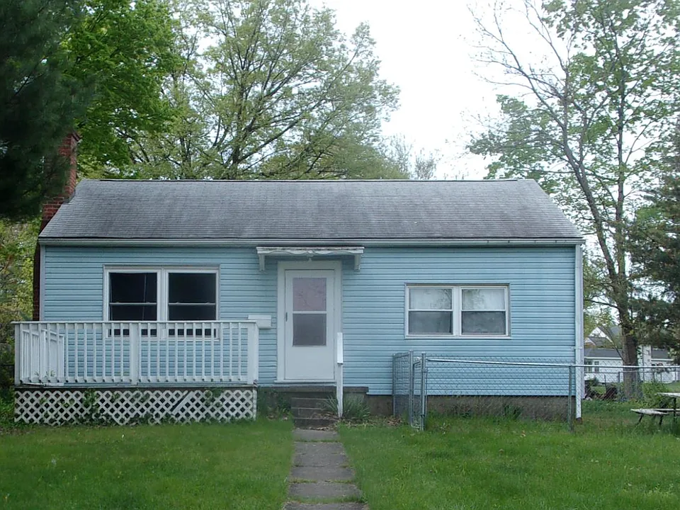 1600 E University St