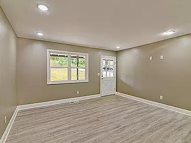 4 bed, 2.0 bath, 1200 sqft, $2,100 — Photo 2