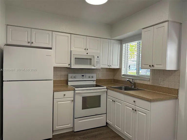3720 NE 22nd Ave #12 — Photo 6