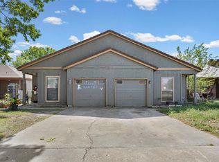 911 Crockett St, Lockhart, TX 78644