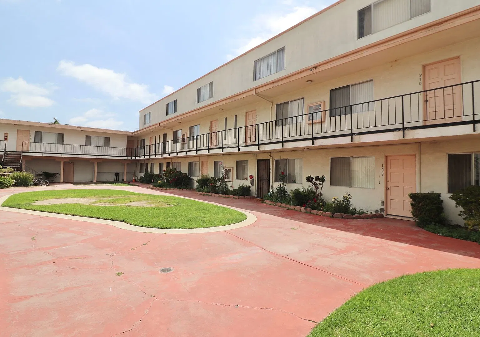 La Paz Apartments — Photo 1