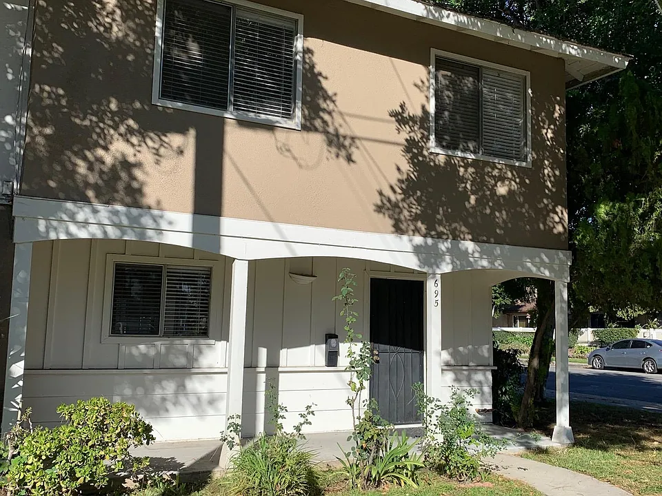 695 E Lee Pl