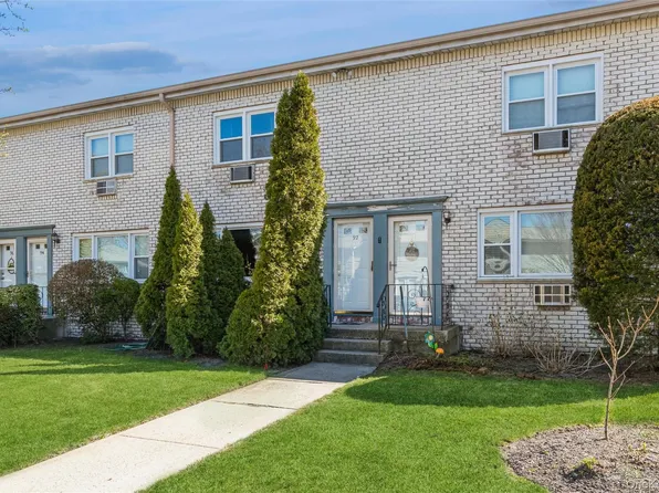 92 Cardinal Lane #92, Islip, NY 11751