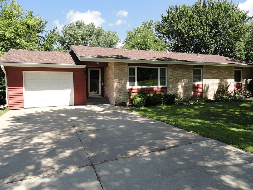 Great Curb appeal, 3 beds and laundry on the main