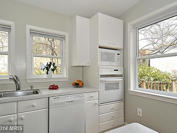 5th image of 9923 Dickens Ave