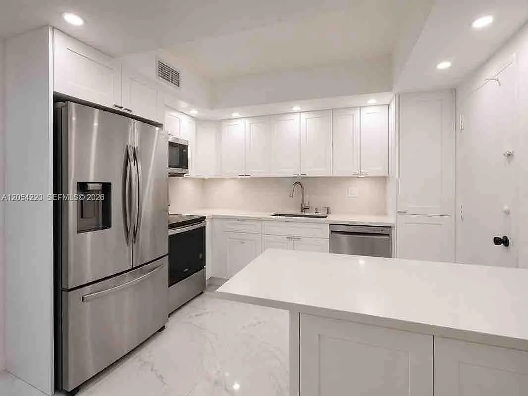 Arlen House West Condo — Photo 1