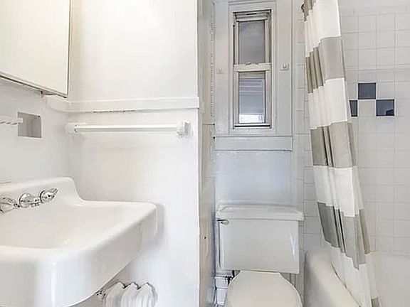 4th image of 15 Cornelia St APT 1R