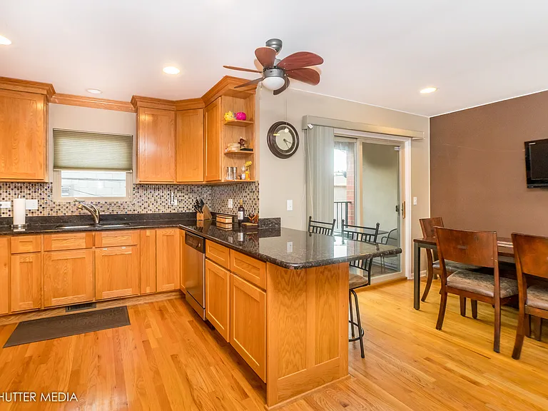 4251 W Montrose Ave #4251 — Photo 5