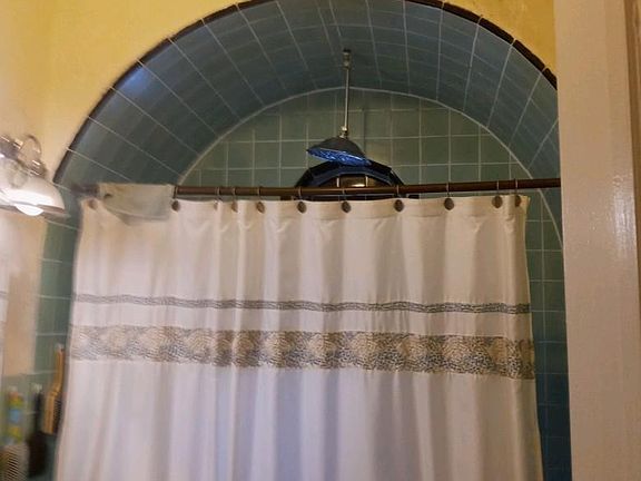 HOLLYWOOD BATHROOM W/ARCHED SHOWER