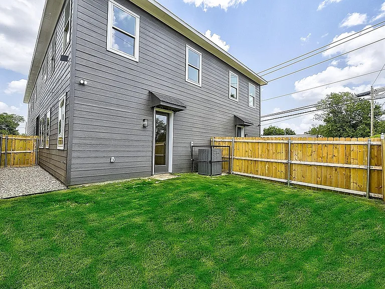 1632 Davis Ave — Photo 9