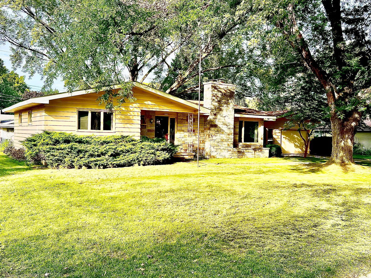3 bed, 1.5 bath, 1400 sqft, $2,200 — Photo 2