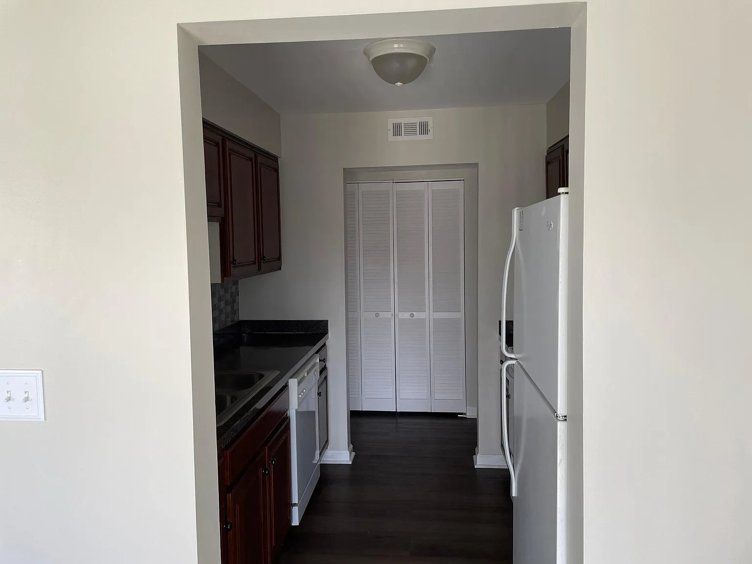 1 bed, 736 sqft, $1,100 — Photo 2