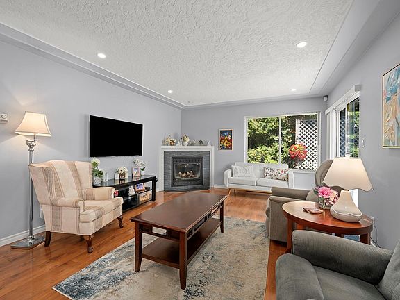 4th image of 950 Braidwood Rd #1