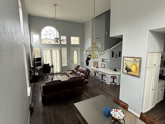 4th image of 990 Laguna Dr