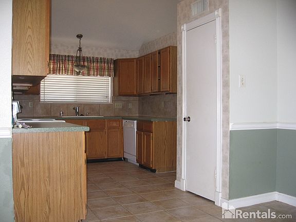 2nd image of 1402 Gardenia Dr