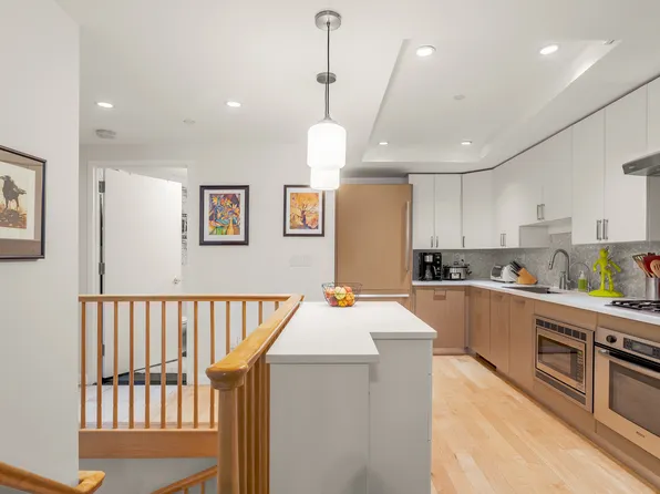 560 Carroll Street image 3 of 16