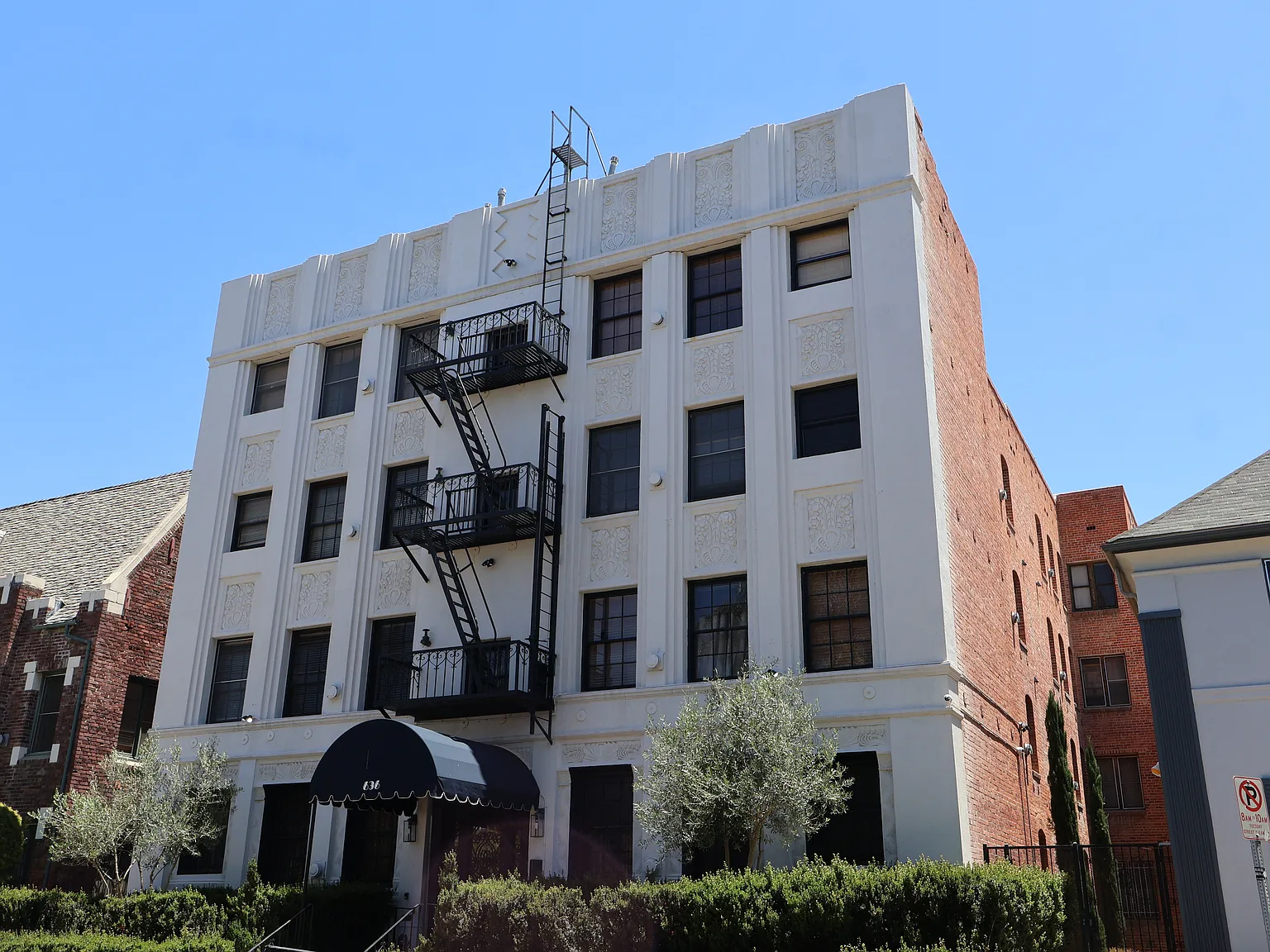 Burnside Apartments — Photo 2