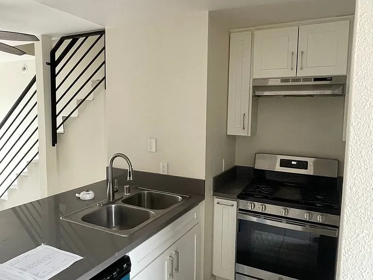 Las Palmas Apartments — Photo 2