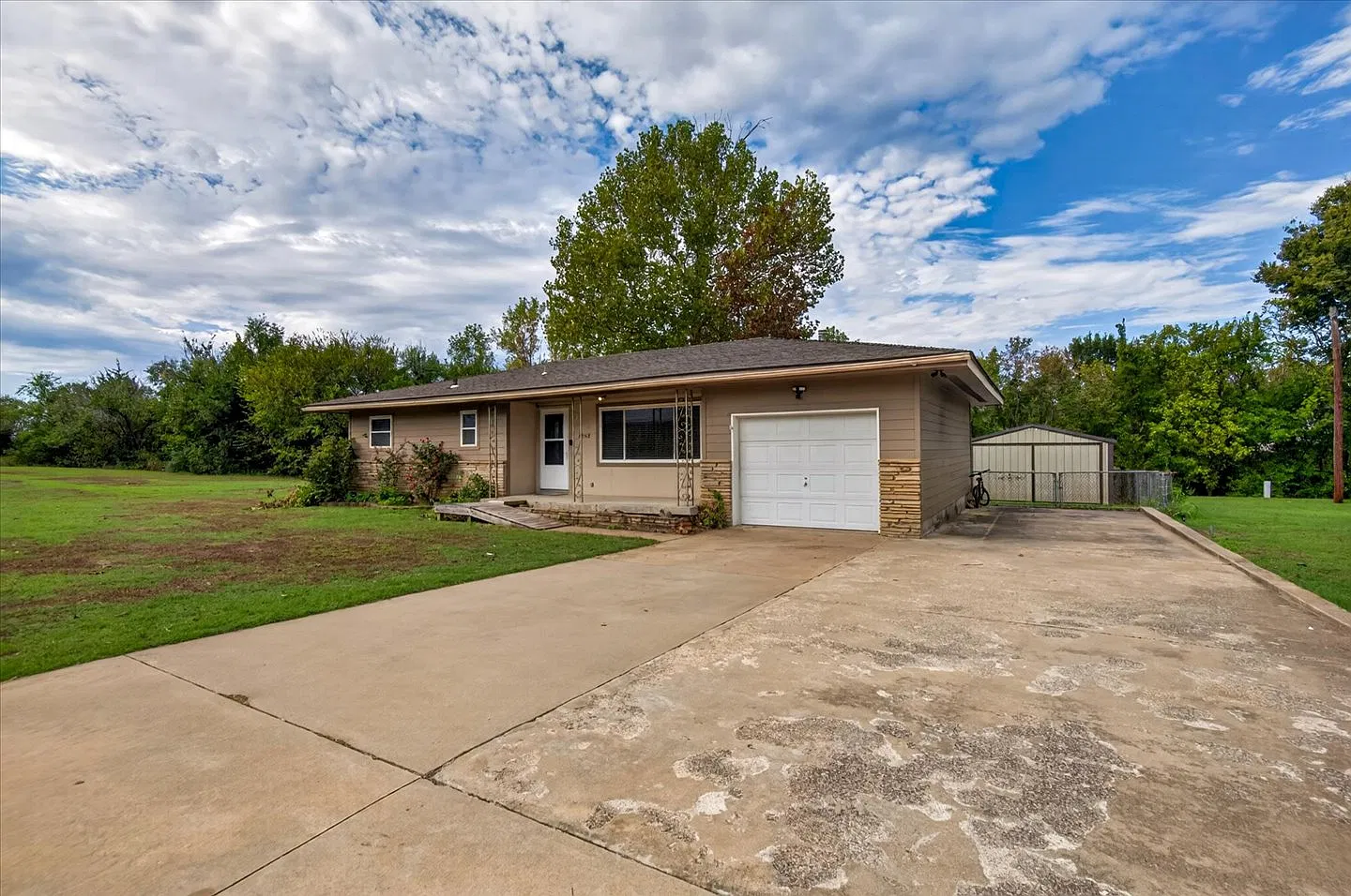 2 bed, 1.0 bath, 1293 sqft, $1,300 — Photo 3
