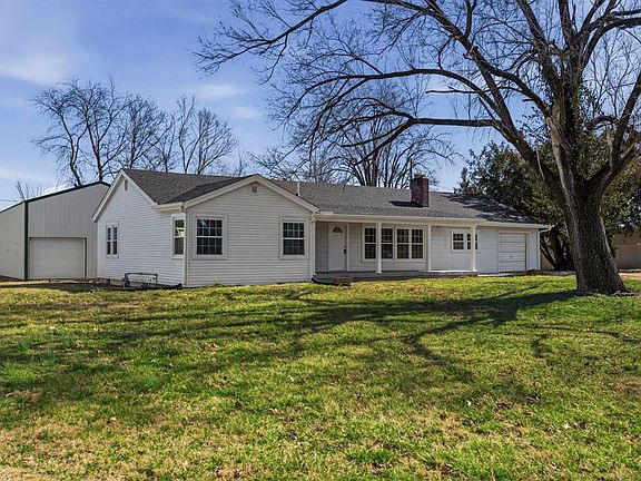 3rd image of 2502 Bowling Green Rd