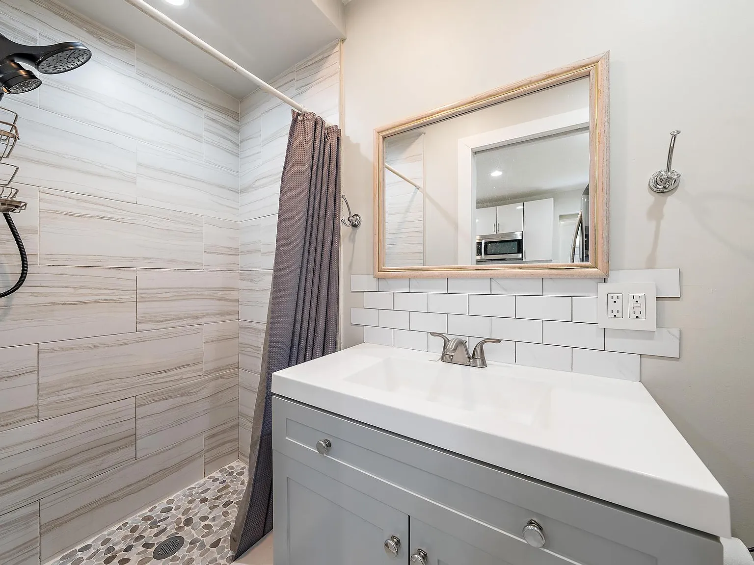 940 Charles St — Photo 2