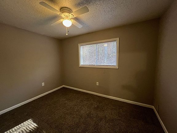 4th image of 447 Fox Valley Dr