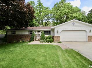 1821 Oakwood Dr, Pekin, IL 61554