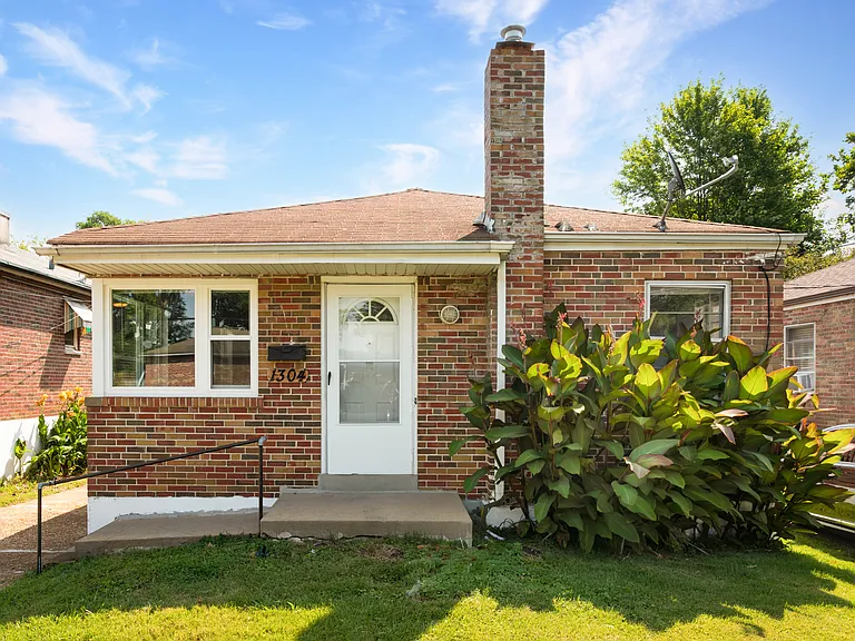 1304 Grant Dr — Photo 1