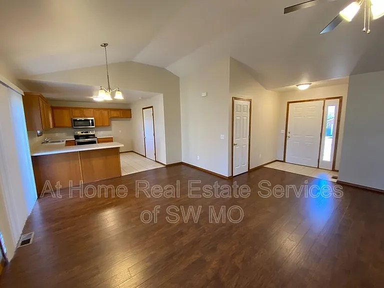625 S Hazelnut Ave — Photo 4
