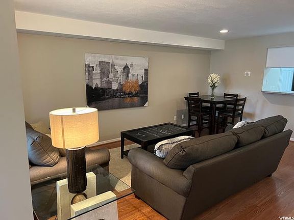 3rd image of 270 E Millpoint Pl