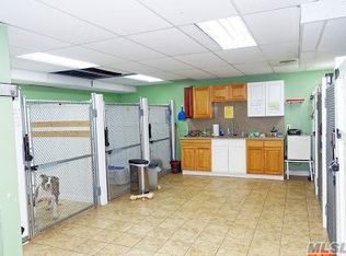 4 E Village Grn, Levittown, NY 11756