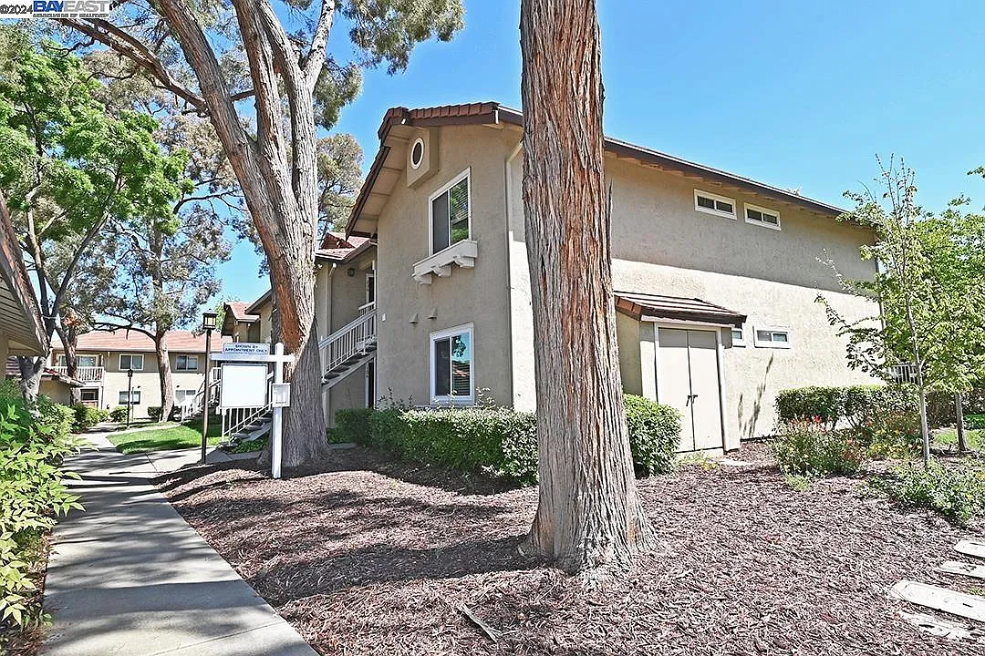 1324 Chateau Cmn APT 108 photo 1